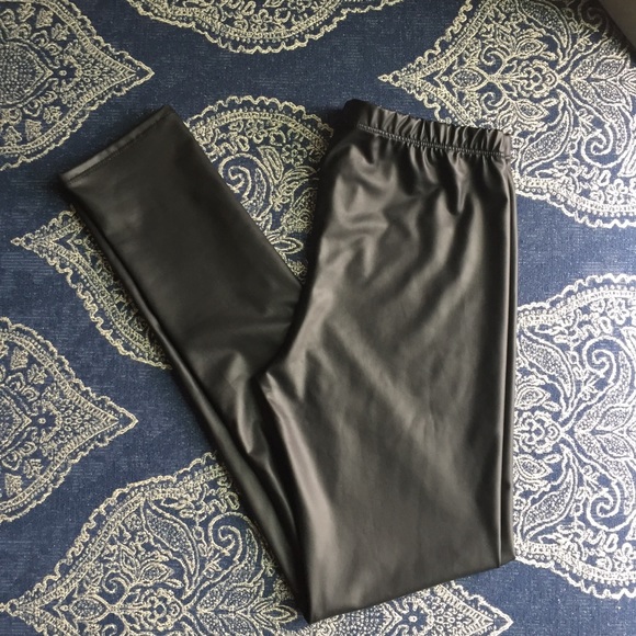 Only one left! Black Matte Faux leather Leggings - Picture 4 of 4